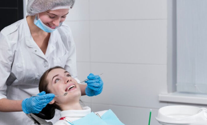 Entenda a importância de fazer uma limpeza regular com um dentista