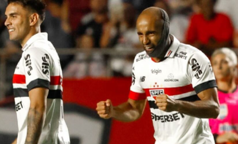 Lucas Moura marca duas vezes e São Paulo vence de novo o rival Corinthians