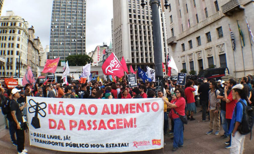 Manifestantes carregavam faixas pedindo passe livre, suspensão do aumento e caricaturas do prefeito da capital, Ricardo Nunes (MDB), e do governador do estado, Tarcísio de Freitas (Republicanos).