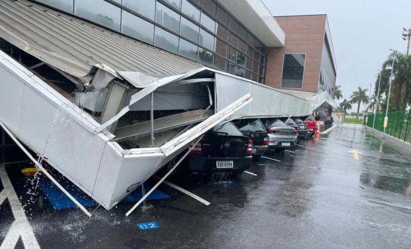 Teto de supermercado desabou sobre carros na avenida Goiás