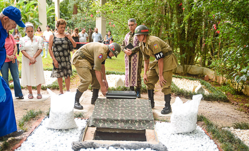 Sepultamento de ex-pracinha da FEB no cemitério na Vila Alpina