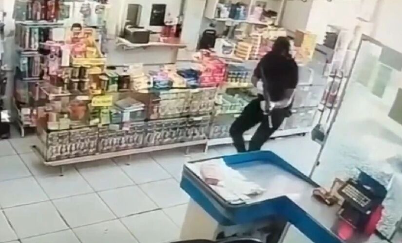 Homem foi executado a tiros dentro de supermercado 