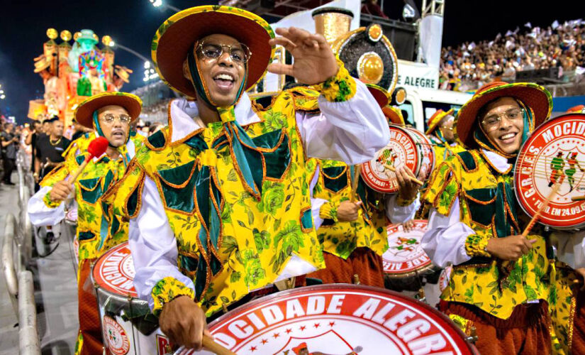 Ingressos para assistir aos desfiles no Sambódromo do Anhembi já estão à venda