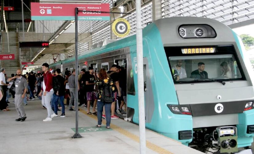 Trem faz uma das viagens inaugurais na estação Varginha, na zona sul de São Paulo