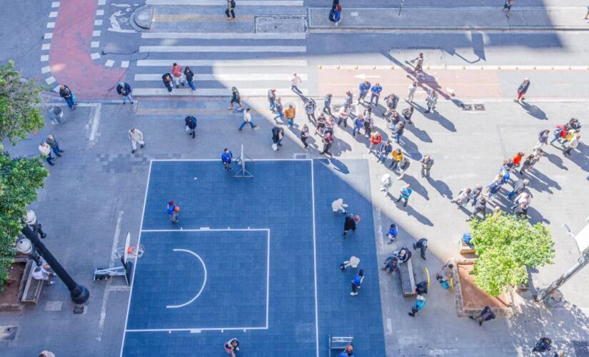 Centro de São Paulo ganha praça de esportes e praia durante a programação do Sesc Verão 