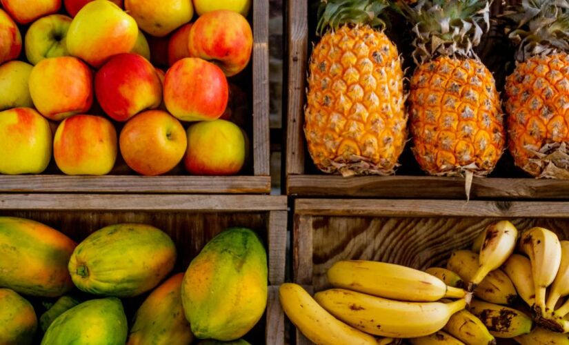 Janeiro é sinônimo de abundância de abacaxis, carambolas, fruta-do-conde, laranjas-pera e mamões, entre outras frutas