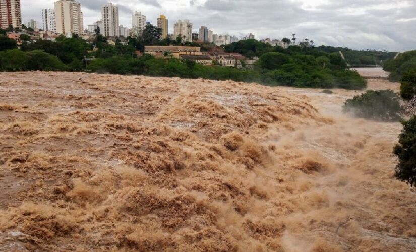 Homem pulou de uma ponte estaiada no Rio Piracicaba e desapareceu