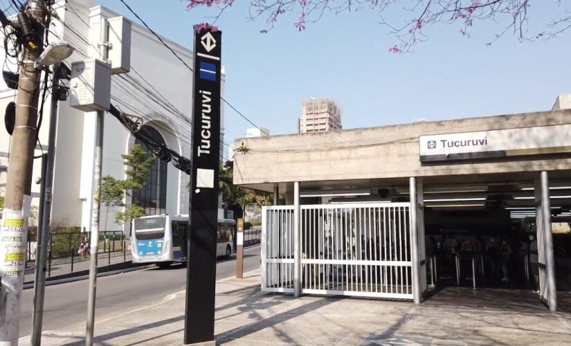 Passageiros e moradores da zona norte reclamam do mau odor que exala perto da estação