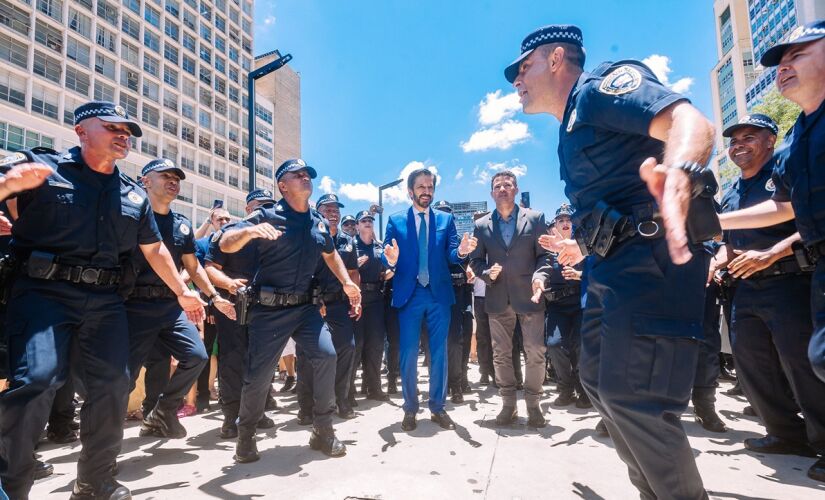 Momento em que o prefeito Ricardo Nunes cantou o grito de guerra ao lado de GCMs