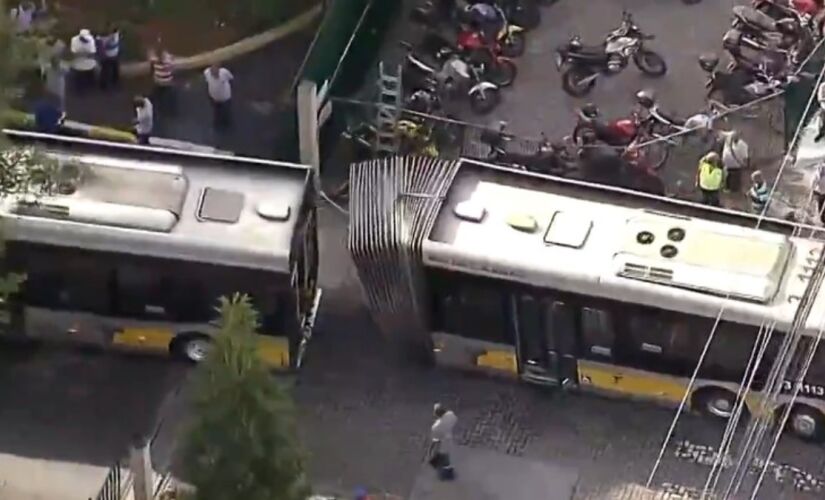 Ônibus parte ao meio em avenida de São Paulo