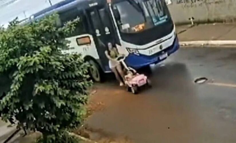 Imagem impressionante capta momento em que mãe e criança passam pela rua e são atingidas pelo ônibus 