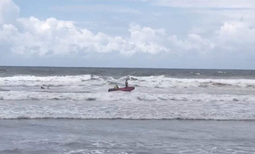 Bombeiros durante buscas em Praia Grande, no litoral de São Paulo