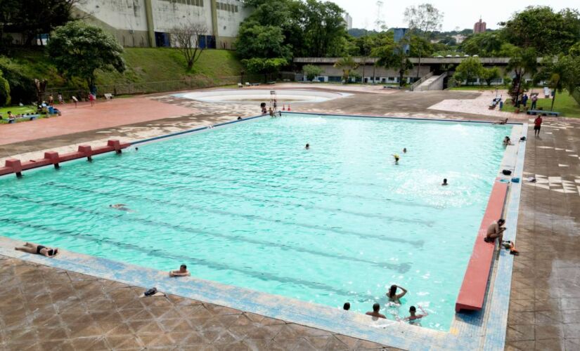 Praças de esportes equipadas com piscina estão presente em vários bairros