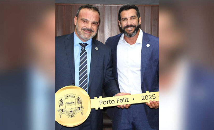 Célio Peixoto (esq.) ao lado do vice-prefeito, Lucas Rodrigues, durante posse em Porto Feliz 