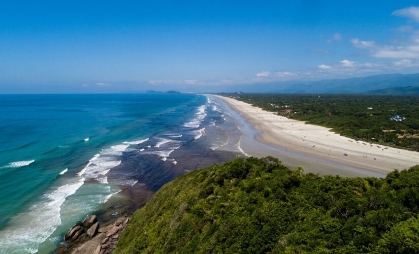 A Praia de Guaratuba é ideal para descansar, caminhar, pedalar e apreciar o pôr do sol.