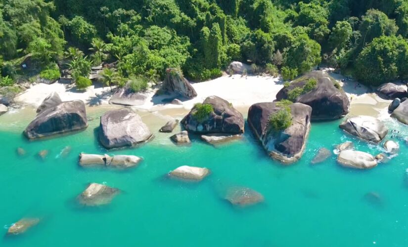 Praia do Laboratório, no Rio, viralizou nas redes sociais por suas águas mornas e transparentes