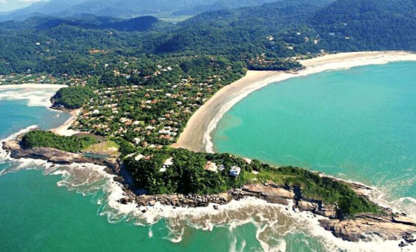 Próxima da Praia São Pedro, também temos a praia do Iporanga, que conta com 800 metros de extensão com areia fina e mar tranquilo.