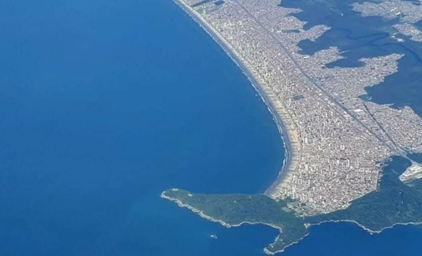 O formato da bota está localizada nas dependências da Fortaleza de Itaipu, em Praia Grande.