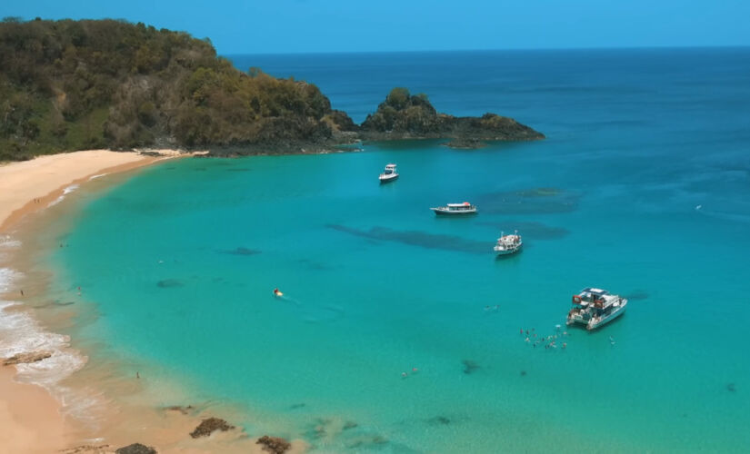 Descubra onde fica no Brasil a praia mais bonita do mundo