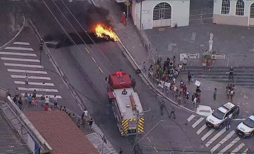 Protesto ocorreu na altura do número 2.500 na Estrada das Taipas, no Jardim Rincão