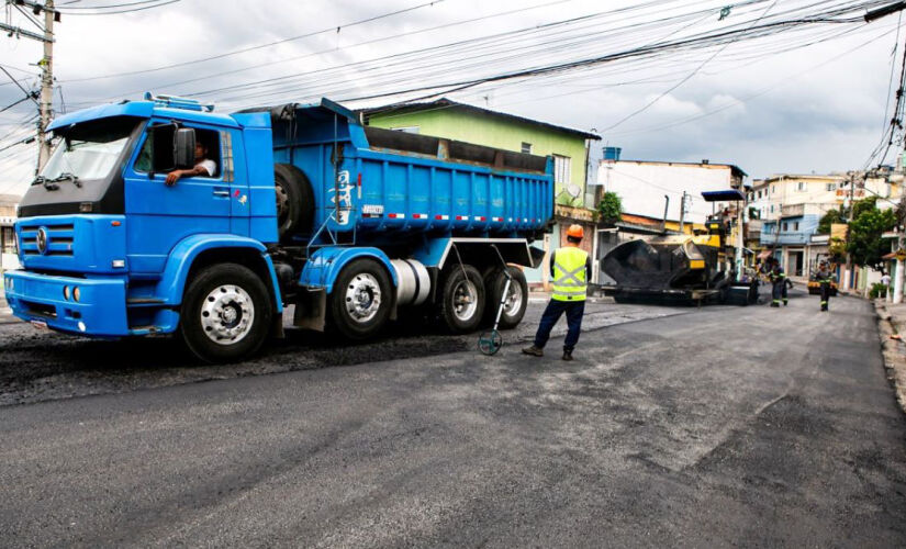 Secretaria de Obras de Taboão da Serra, na região metropolitana de São Paulo, iniciou um mutirão de pavimentação de vias importantes da cidade