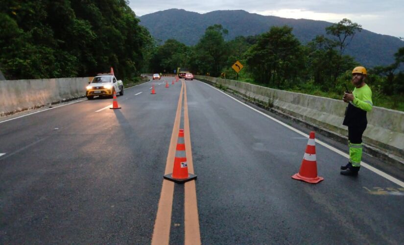 Equipes de limpeza fizeram a retirada de terra e árvores que apresentavam risco de queda