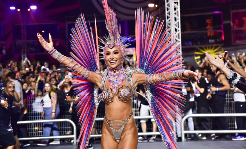 Sabrina Sato é rainha de bateria da Gaviões da Fiel; musa é destaque no carnaval da capital paulista 