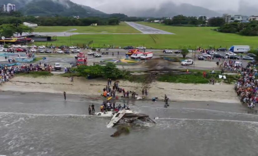 Avião ultrapassou pista de aeroporto e caiu sobre a orla de Ubatuba