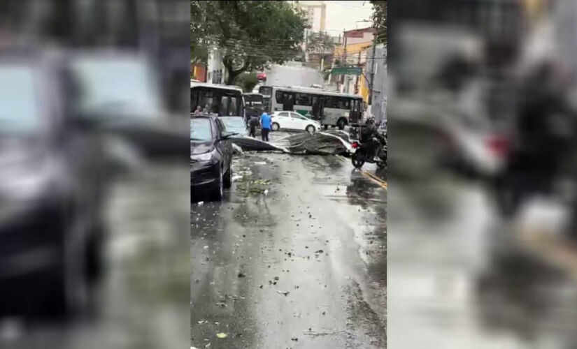 Rua na zona leste ficou interditada após fortes chuvas nesta terça-feira 