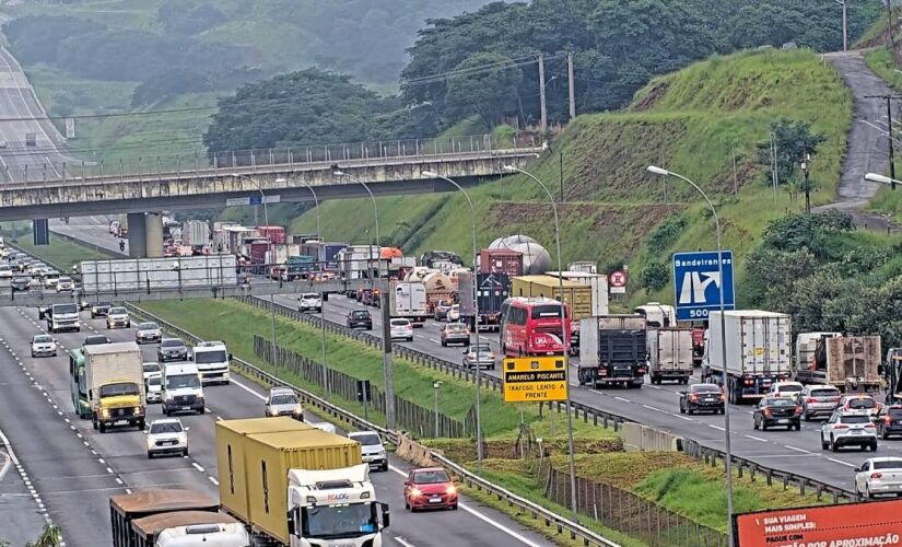 Trânsito congestionado no sentido de São Paulo nas principais rodovias