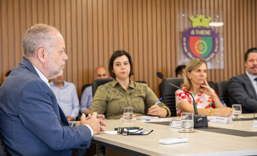 Tite Campanella, prefeito de São Caetano do Sul, durante reunião com o novo secretariado