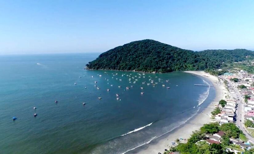 Praia do Perequê fica no Guarujá, no litoral sul de São Paulo