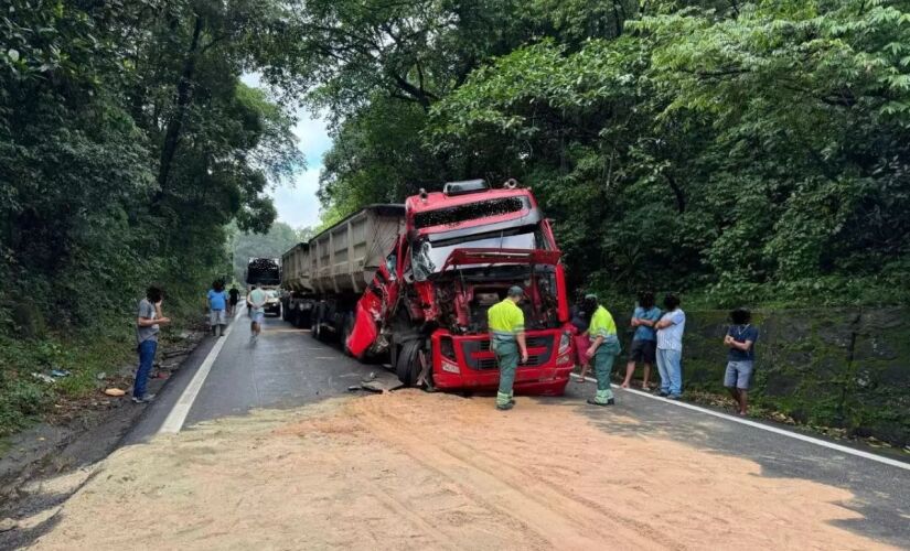 Acidente entre caminhões derrama carga de soja na pista