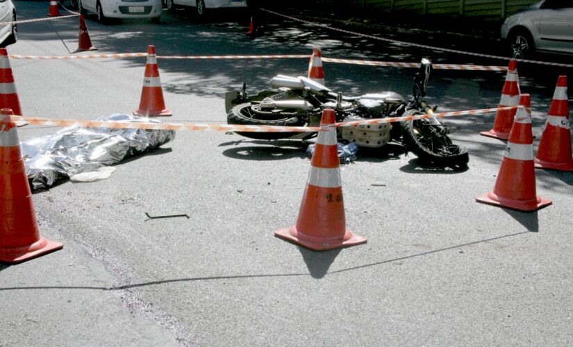 Testemunhas relataram que a moto, com duas pessoas, bateu no ônibus 