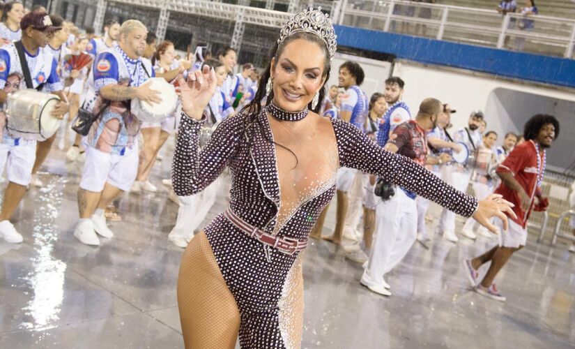 Camila Prins aposta em look de cristais para ensaio no Anhembi no último domingo, em São Paulo 