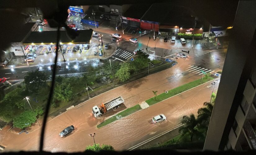 Ruas e casas da cidade na Grande São Paulo ficaram alagadas