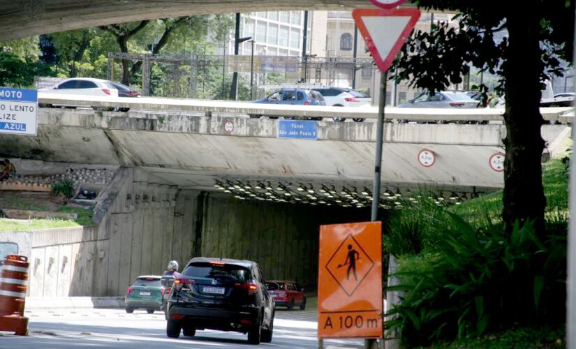 Interdições no túnel por baixo do Anhangabaú; foto captada fora do horário de pico