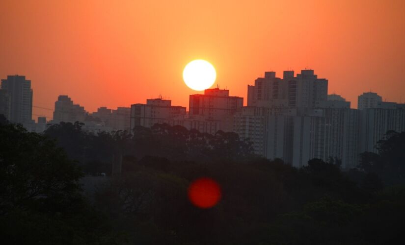 Os bairros de São Paulo que apresentam as maiores temperaturas e, consequentemente, são considerados os mais quentes, foram identificados através de estudos sobre ilhas de calor urbano (ICU).