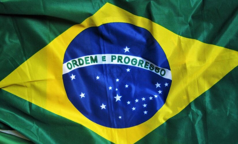 Cada estrela na bandeira do Brasil representa um estado do país.