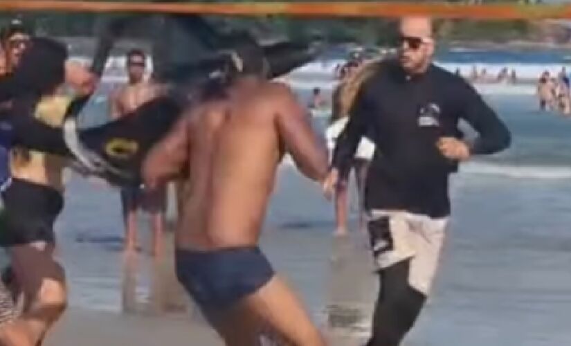 Momento em que homem leva uma cadeirada durante a briga