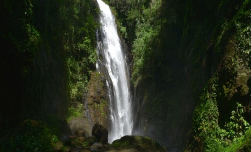 Cachoeiras em SP são opções para se refrescar nesta primavera; na foto vemos a cachoeira Queda de Meu Deus