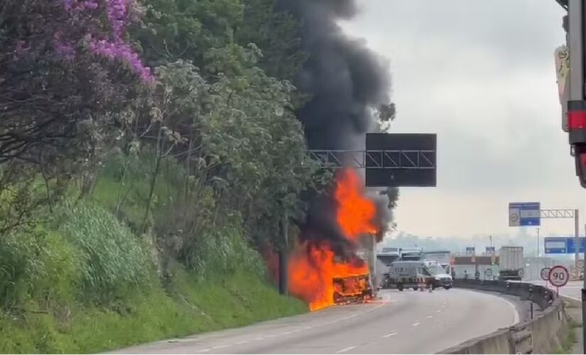 Rodovia ficou interditada no trecho de Jacareí