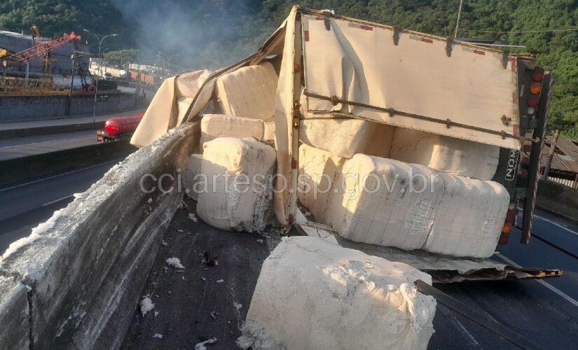 Carreta tombou e alça precisou ser interditada