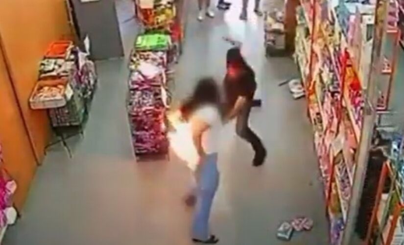 Celular explode no bolso de jovem em loja lotada e vídeo registra tudo