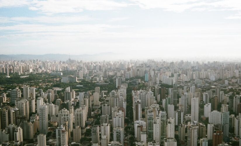 Cidade de São Paulo deve permanecer com um clima quente e com fortes chuvas durante a semana