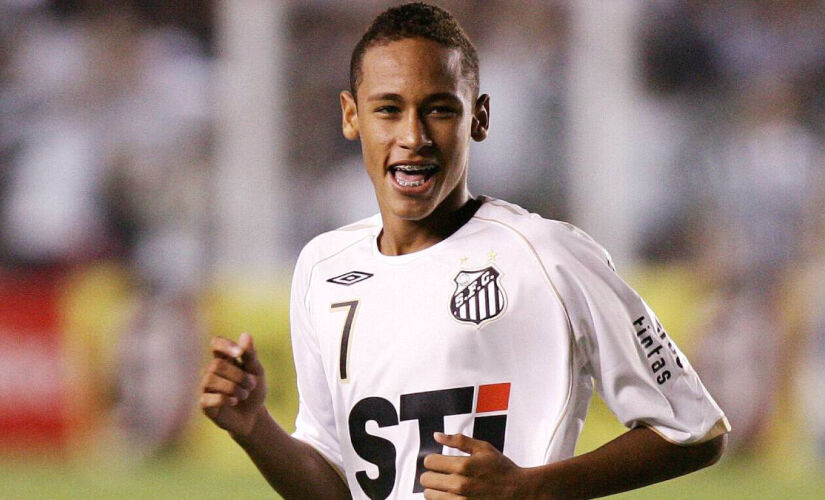 Neymar estreou pelo Santos aos 17 anos, no ano de 2009