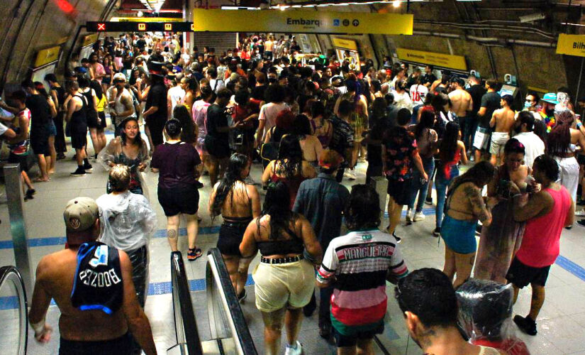 Estações de metrô vão funcionar 24 horas durante a folia paulistana