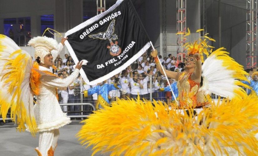 Gaviões da Fiel, uma das escolas relacionadas a um dos grandes de São Paulo, durante desfile no Anhembi