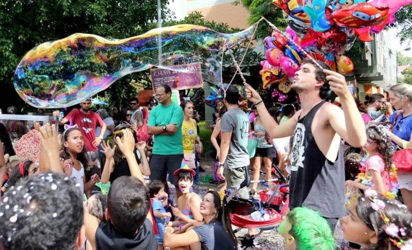 Crianças se divertem tanto quanto adultos ou até mais no Carnaval 