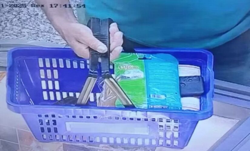 Suspeito deixava seu celular na cesta de compras, com a câmera virada para cima